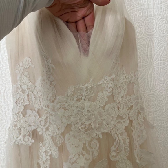 Enzoani Beautiful Bridal BT17-12 Wedding Gown size 4 - Picture 5 of 16